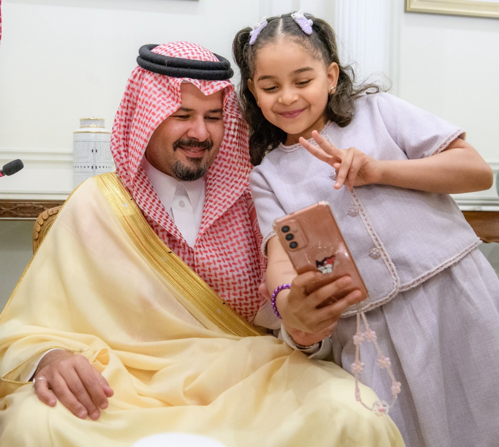 أمير المدينة المنورة يشارك الأيتام مأدبة الإفطار - إكس الإخبارية (2)