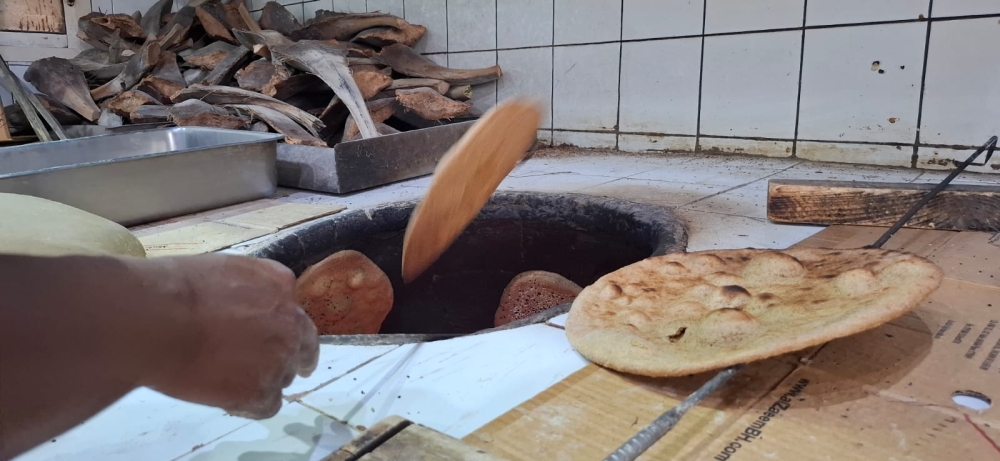 شاهد| وجبة غذائية متكاملة.. رمضان يرفع الطلب على الخبز الأحمر الحساوي