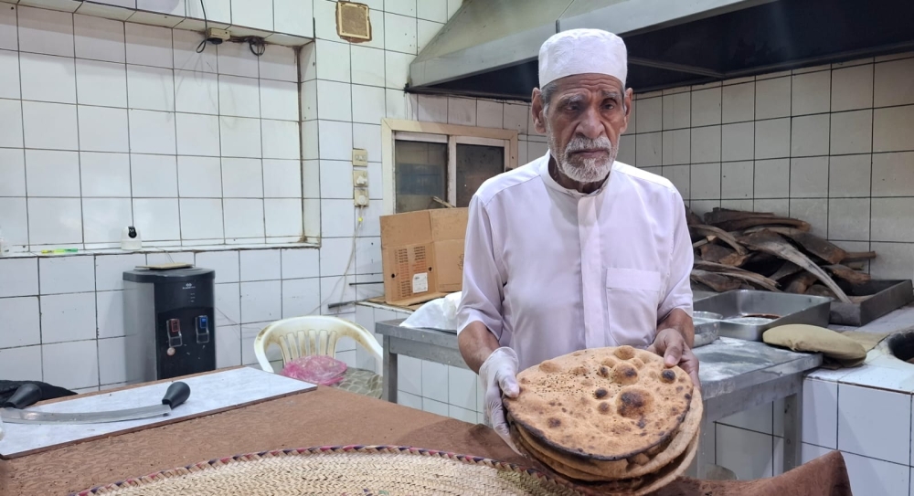 شاهد| وجبة غذائية متكاملة.. رمضان يرفع الطلب على الخبز الأحمر الحساوي