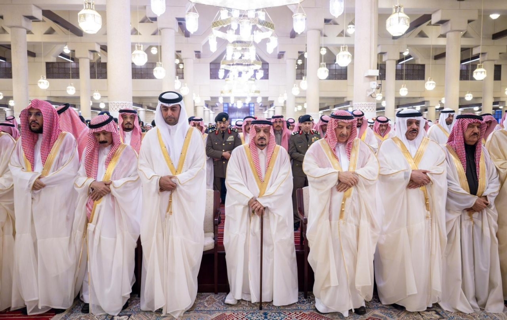 أمير منطقة الرياض يؤدي صلاة عيد الفطر - اليوم 