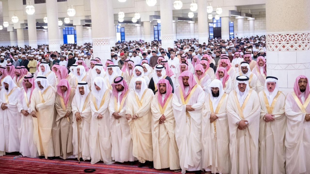 أمير منطقة الرياض يؤدي صلاة عيد الفطر - اليوم 