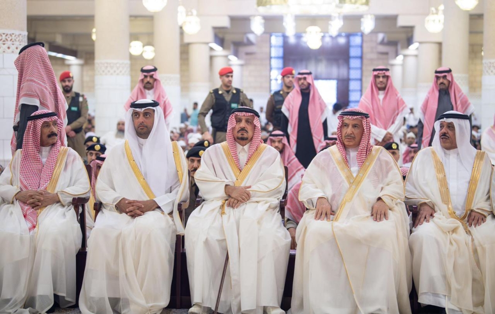 أمير منطقة الرياض يؤدي صلاة عيد الفطر
