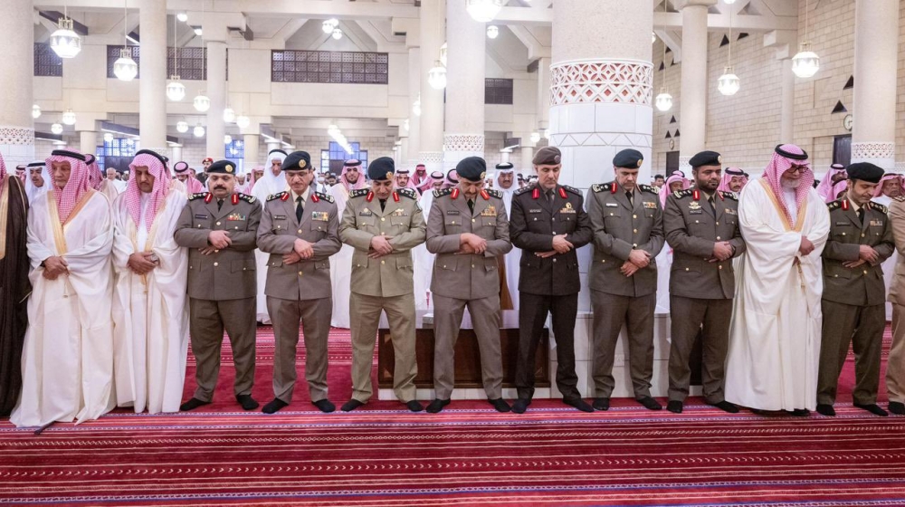 أمير منطقة الرياض يؤدي صلاة عيد الفطر - اليوم