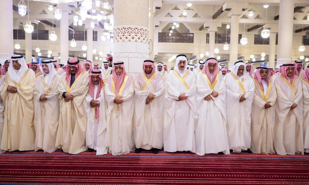 أمير منطقة الرياض يؤدي صلاة عيد الفطر - اليوم 
