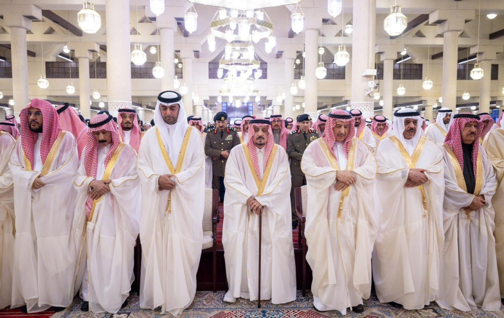 أمير منطقة الرياض يؤدي صلاة عيد الفطر - اليوم 