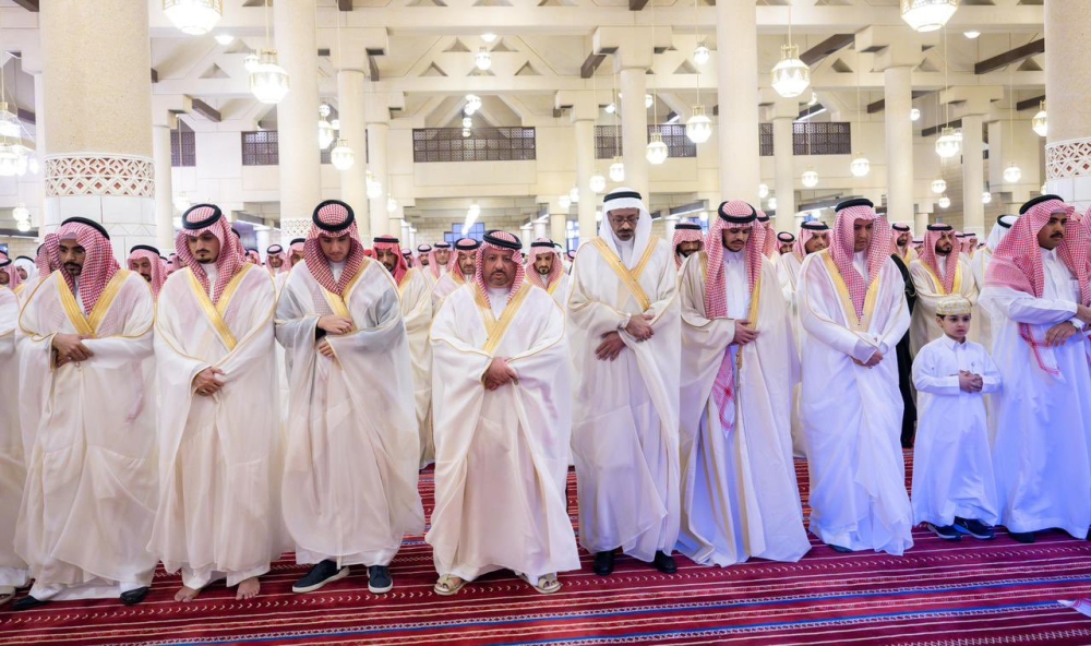 أمير منطقة الرياض يؤدي صلاة عيد الفطر - اليوم 