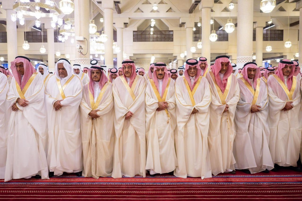 أمير منطقة الرياض يؤدي صلاة عيد الفطر - اليوم 