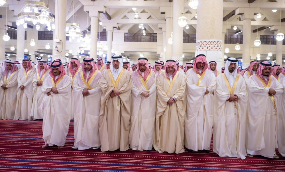 أمير منطقة الرياض يؤدي صلاة عيد الفطر - اليوم 