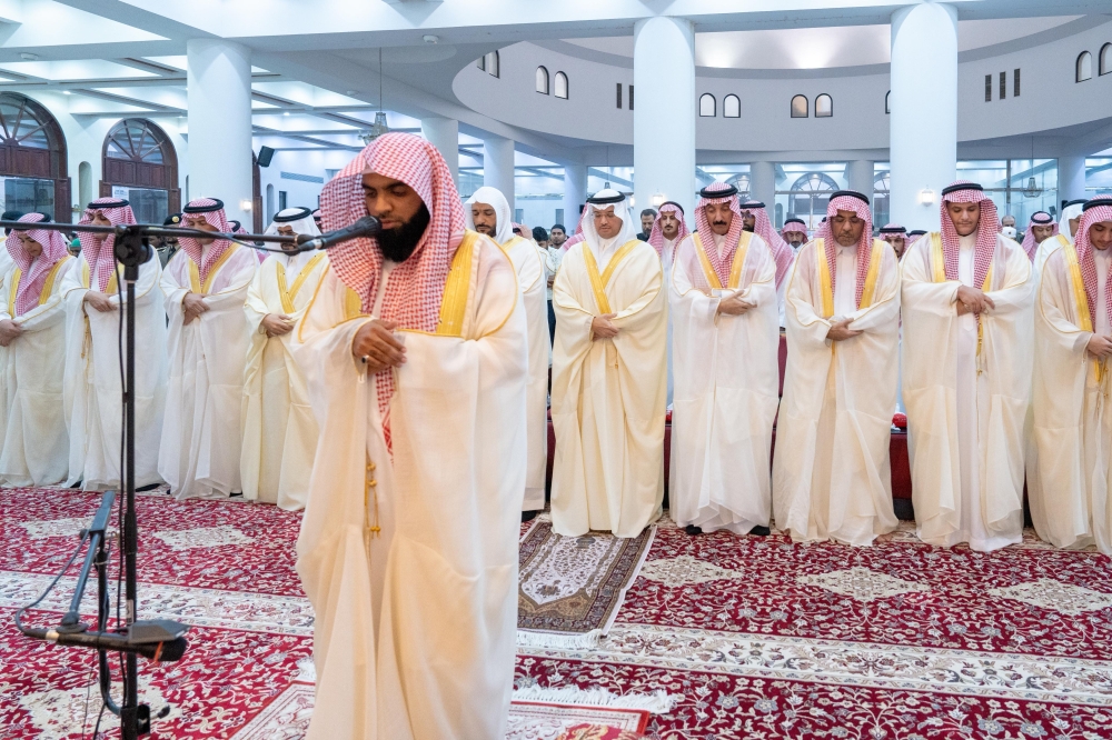 محافظ الأحساء يؤدي صلاة عيد الفطر - اليوم 