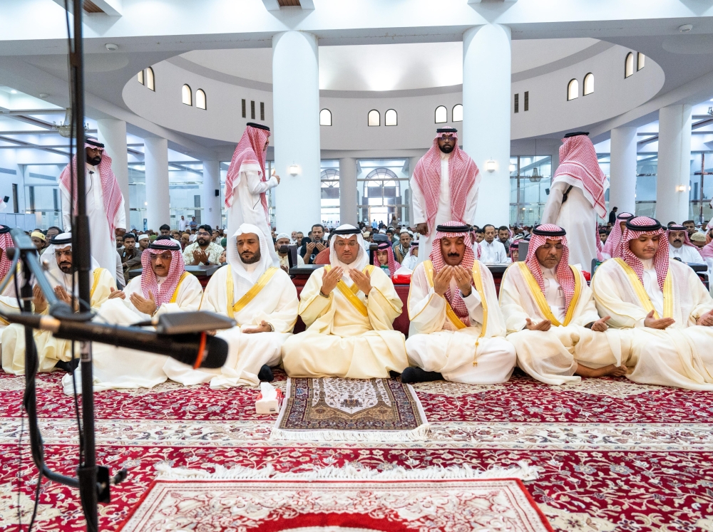 محافظ الأحساء يؤدي صلاة عيد الفطر - اليوم