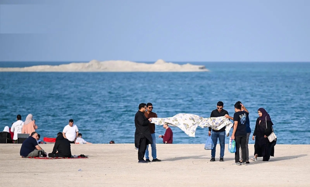 صور.. شواطئ الشرقية تستهوي الزوار والمصطافين في أيام العيد