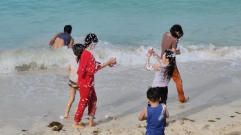 كورنيش رأس تنورة يجمع الجنسيات باحتفالات العيد