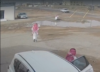 حائل.. المواطن يسارع لنجدة الطفل بعد سقوطه في المستنقع الطيني - اليوم