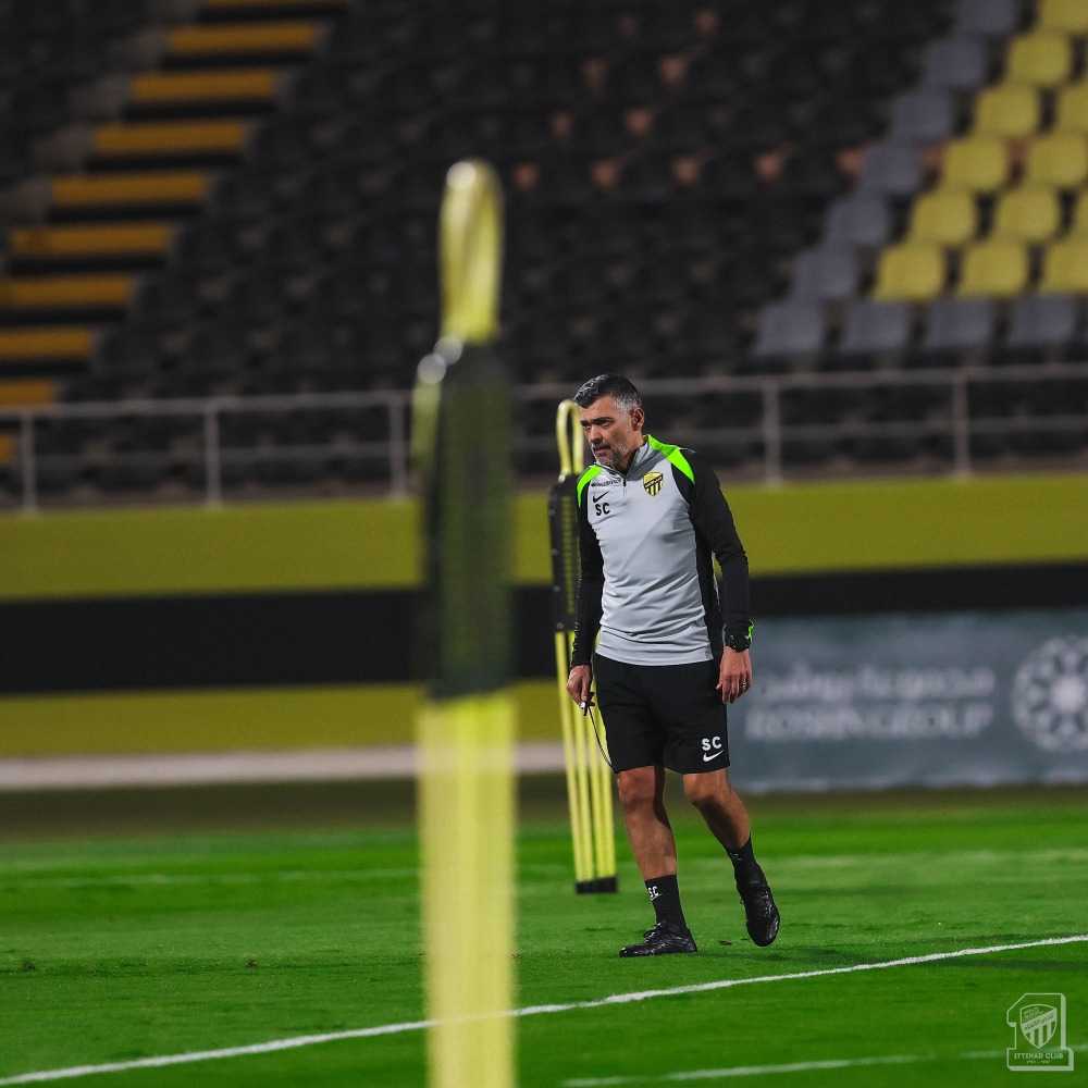 عاجل .. هل يعتزم الاتحاد إقالة مدربه البرتغالي كونسيساو؟
