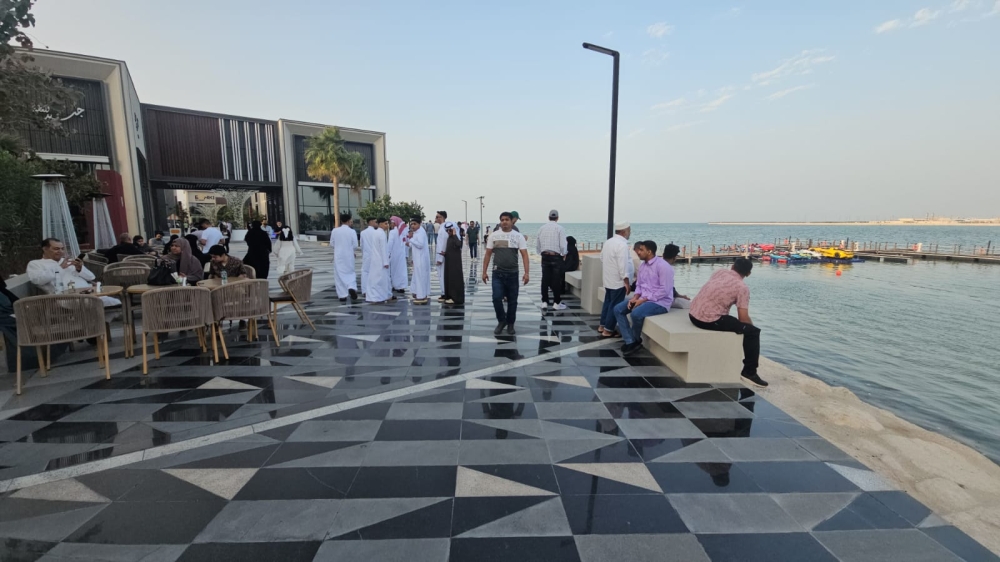 الرياضة والتنزه تجمع العائلات على واجهات القطيف