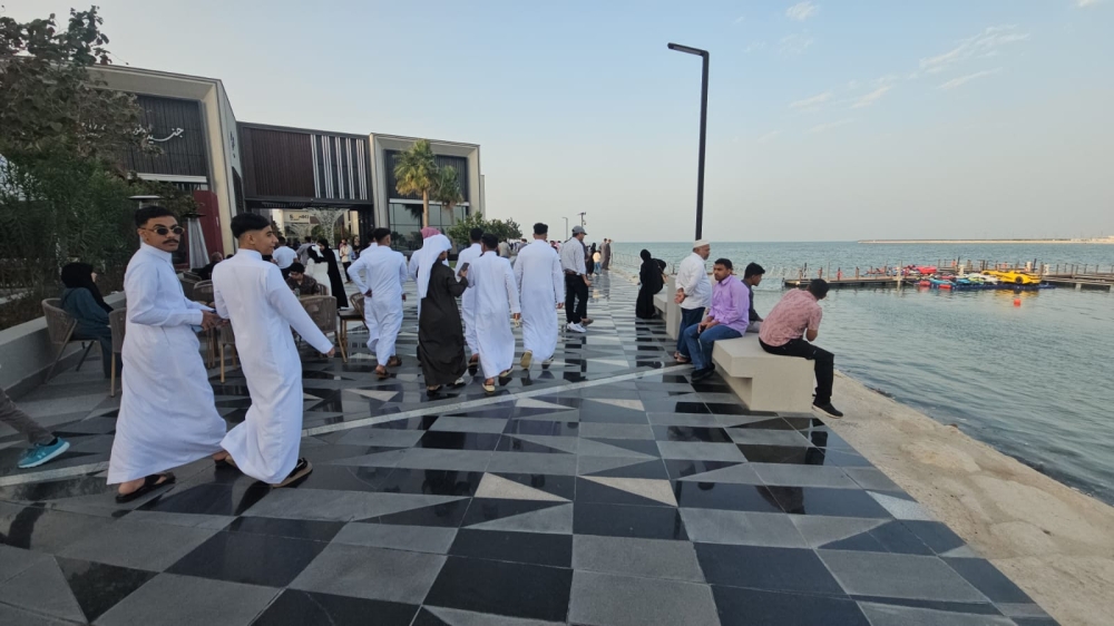 الرياضة والتنزه تجمع العائلات على واجهات القطيف