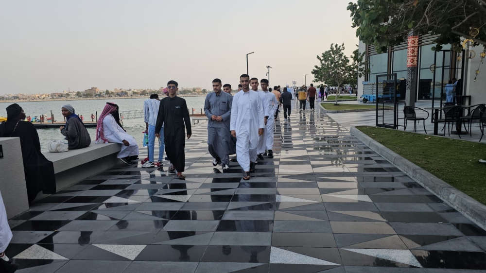 الرياضة والتنزه تجمع العائلات على واجهات القطيف
