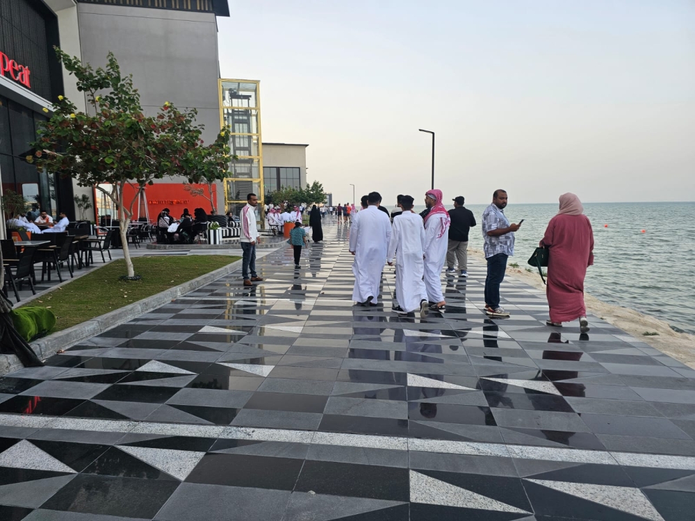 الرياضة والتنزه تجمع العائلات على واجهات القطيف
