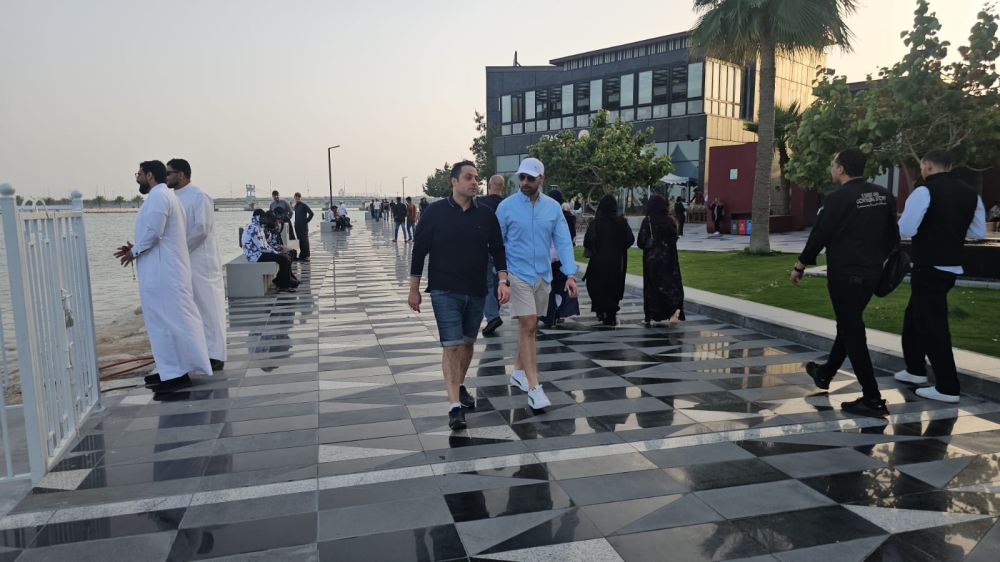 الرياضة والتنزه تجمع العائلات على واجهات القطيف