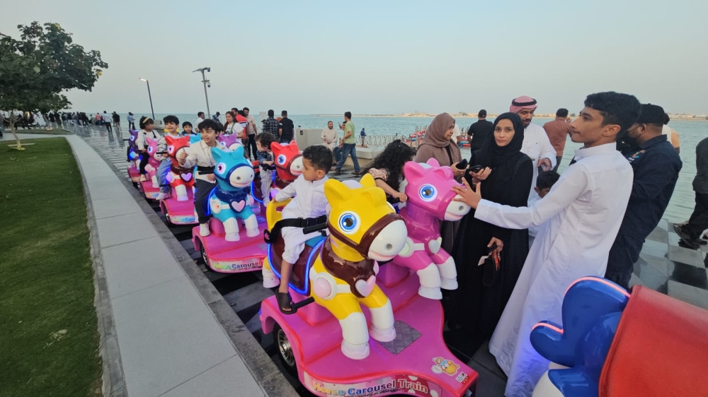 الرياضة والتنزه تجمع العائلات على واجهات القطيف