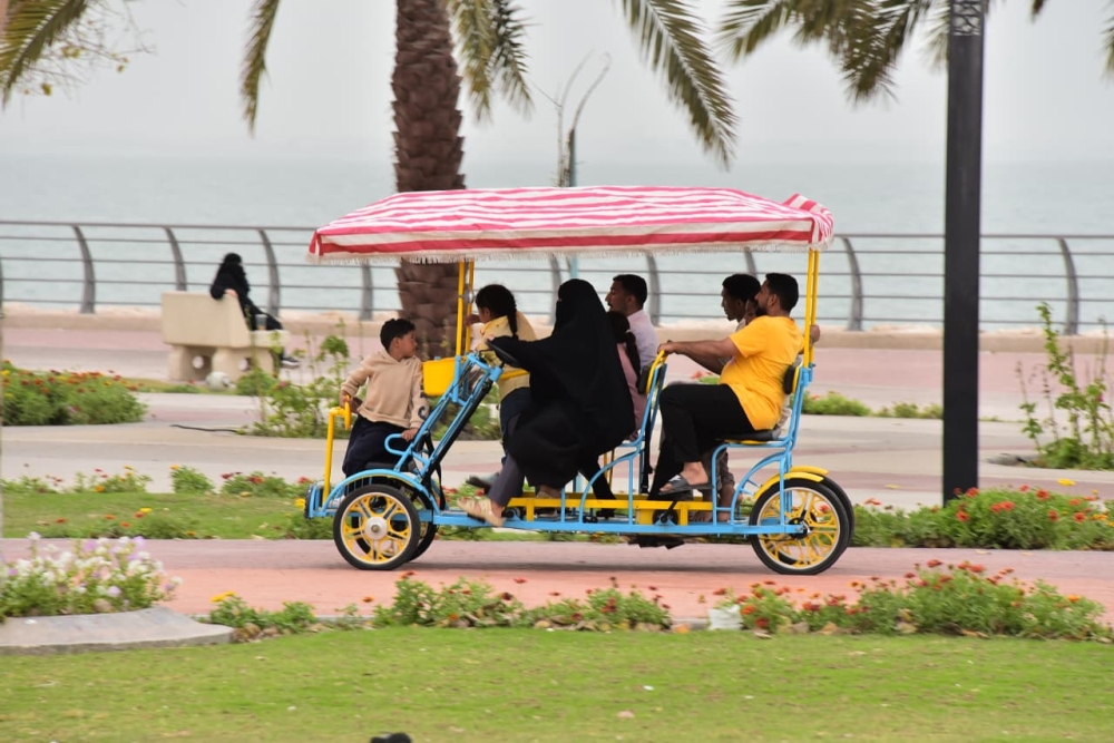 الأجواء الربيعية تجذب أهالي الشرقية إلى الواجهات البحرية - اليوم
