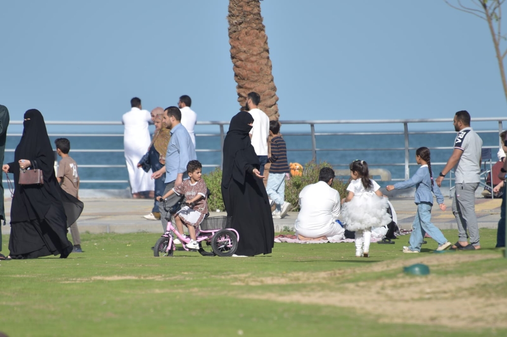 الأجواء الربيعية تجذب أهالي الشرقية إلى الواجهات البحرية - اليوم