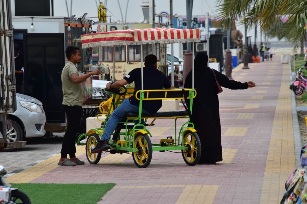 الأجواء الربيعية تجذب أهالي الشرقية إلى الواجهات البحرية - اليوم