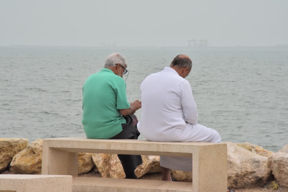 الأجواء الربيعية تجذب أهالي الشرقية إلى الواجهات البحرية - اليوم