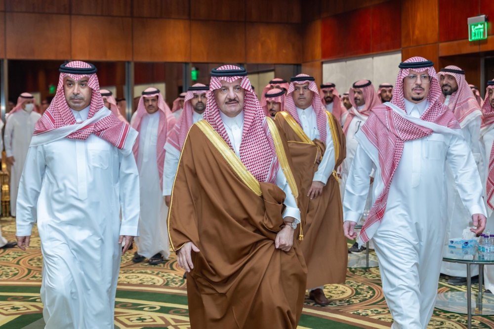 أمير الشرقية يقدم العزاء لعائلة السهلي - اليوم