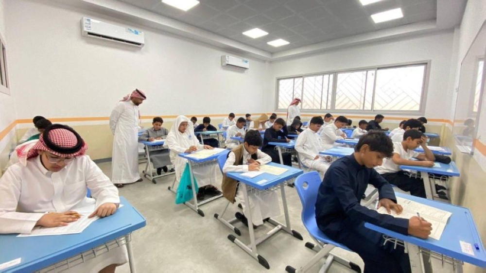 استشاري لـ'اليوم': شرب الماء ضرورة لطلبة المدارس حتى في الأجواء الباردة