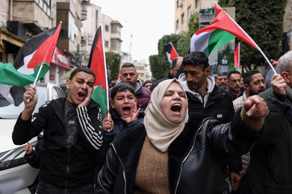تظاهر فلسطينيون في رام الله بالضفة الغربية المحتلة احتجاجاً على قانون إعدام الأسرى - أ ف ب
