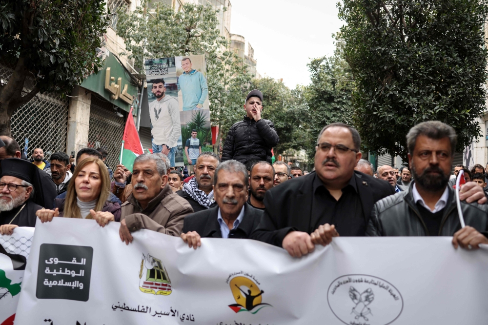 تظاهر فلسطينيون في رام الله بالضفة الغربية المحتلة احتجاجاً على قانون إعدام الأسرى - أ ف ب
