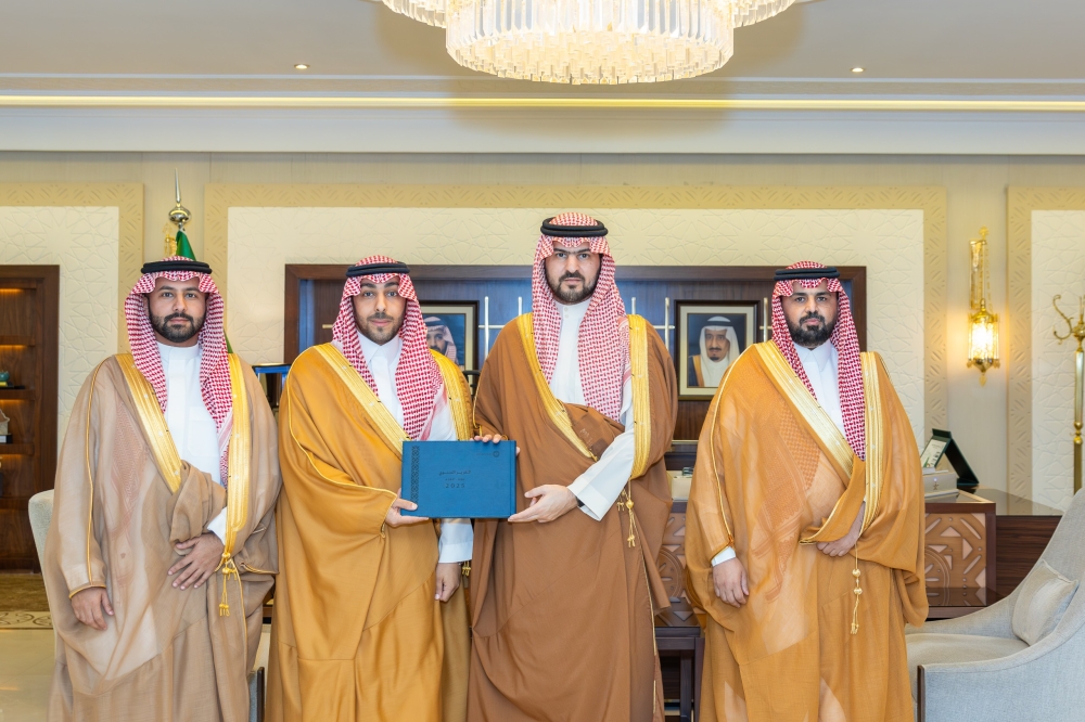 نائب أمير الشرقية يتسلّم التقرير السنوي لهيئة تطوير المنطقة