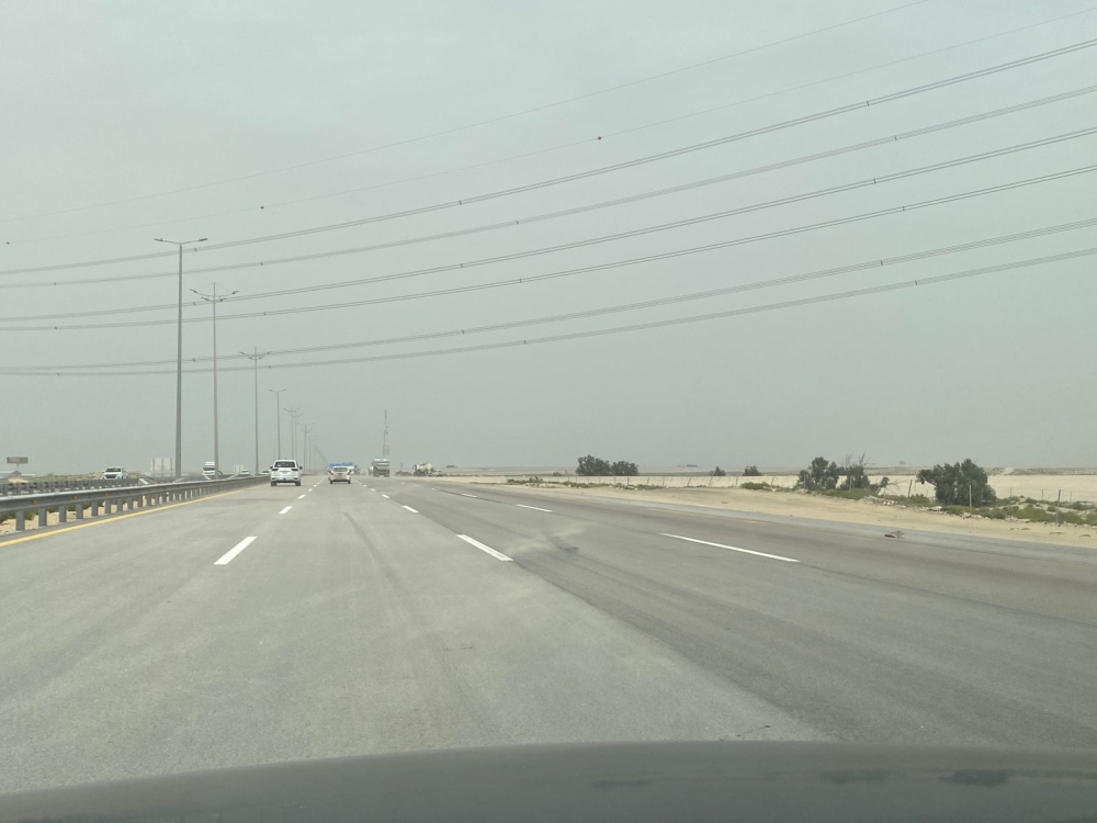 نشاط الرياح المثيرة للأتربة يخفّض الرؤية على طريق الأحساء – الدمام