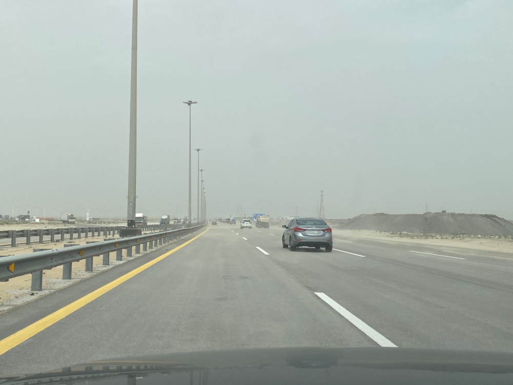 نشاط الرياح المثيرة للأتربة يخفّض الرؤية على طريق الأحساء – الدمام