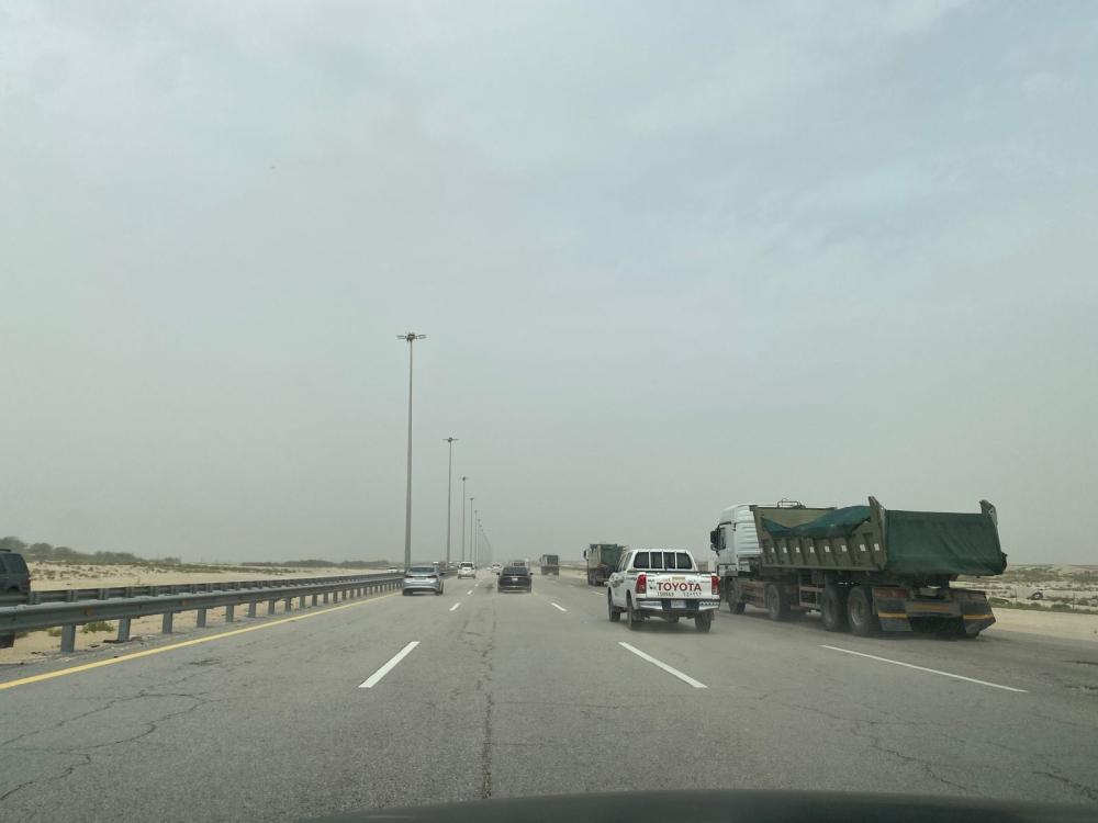 نشاط الرياح المثيرة للأتربة يخفّض الرؤية على طريق الأحساء – الدمام