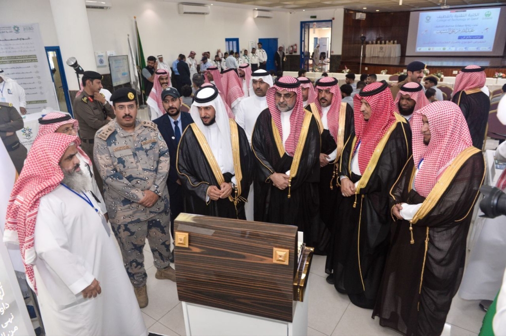 محافظ القطيف يفتتح معرضًا توعويًا للتحصين ضد المخدرات - اليوم