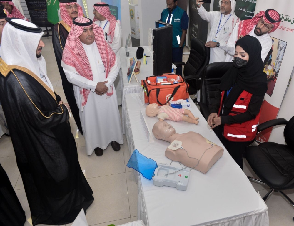 محافظ القطيف يفتتح معرضًا توعويًا للتحصين ضد المخدرات - اليوم