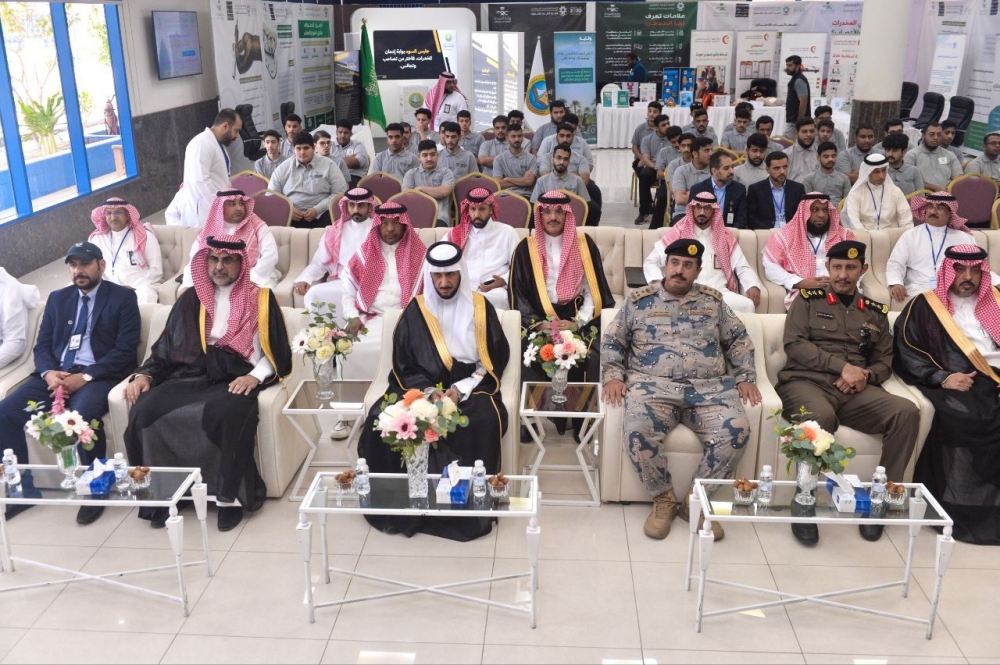 محافظ القطيف يفتتح معرضًا توعويًا للتحصين ضد المخدرات - اليوم