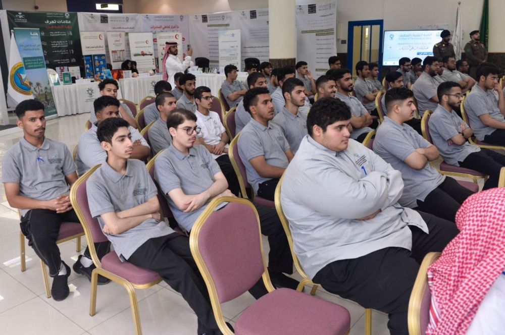 محافظ القطيف يفتتح معرضًا توعويًا للتحصين ضد المخدرات - اليوم