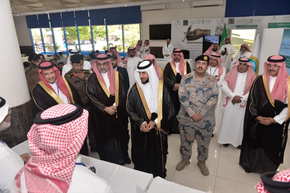 محافظ القطيف يفتتح معرضًا توعويًا للتحصين ضد المخدرات