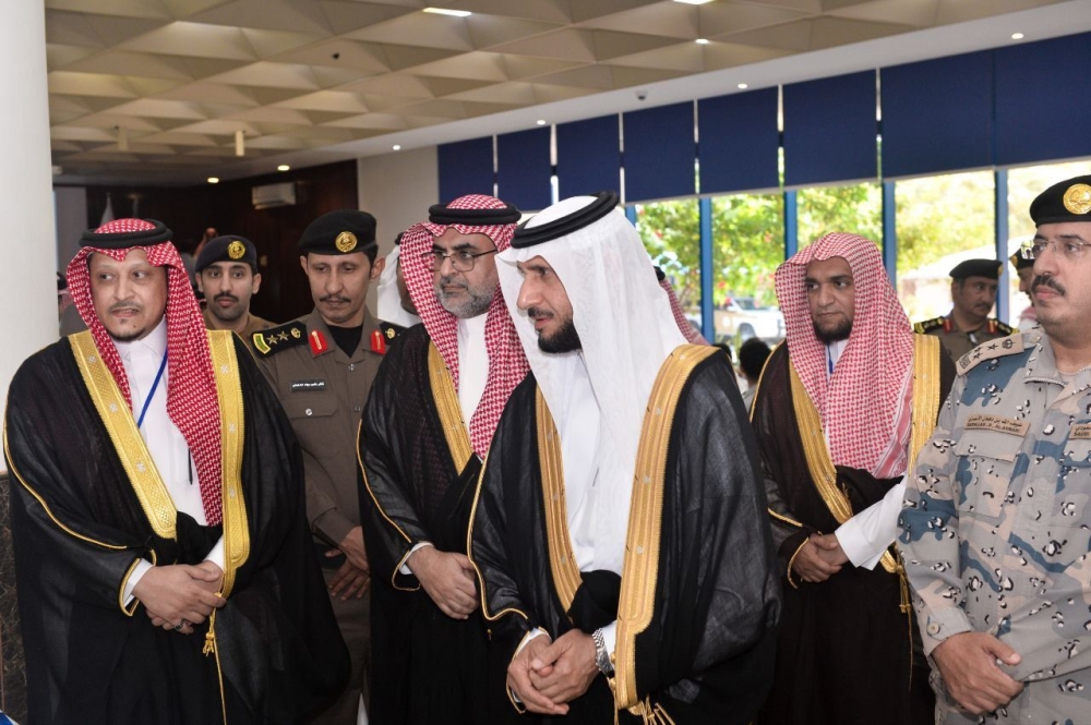 محافظ القطيف يفتتح معرضًا توعويًا للتحصين ضد المخدرات - اليوم