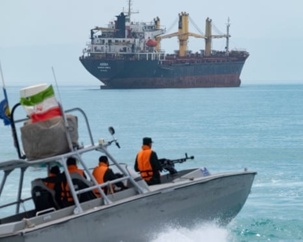 إيران تحاول فرض سيطرتها على مضيق هرمز - The Guardian
