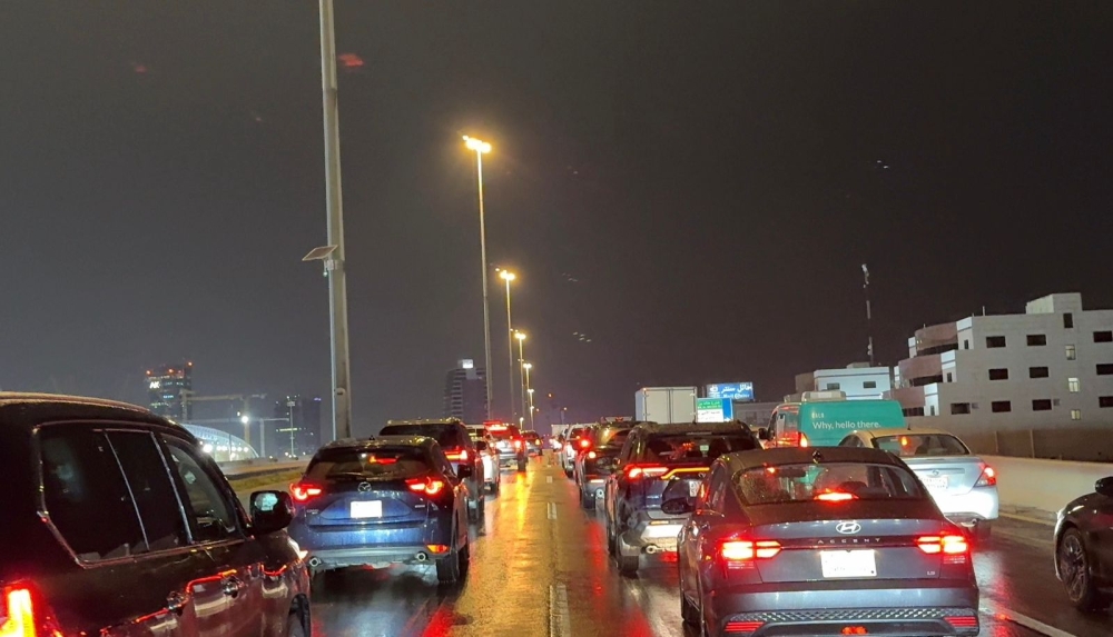 أمطار الشرقية تبطئ حركة السير.. وطريق الملك فهد يشهد كثافة مرورية - اليوم
