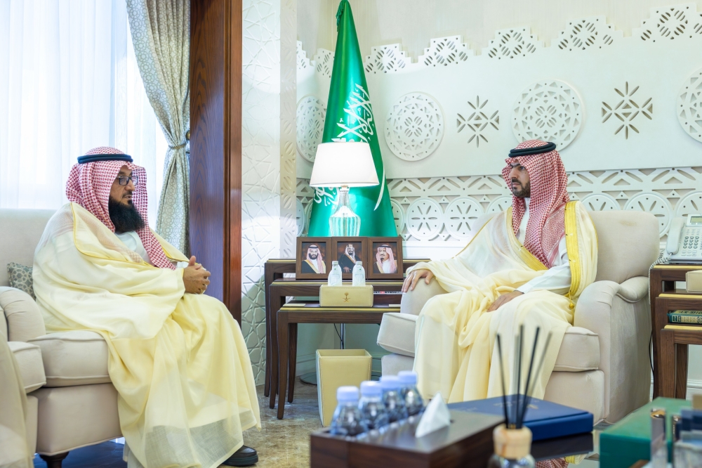 نائب أمير الشرقية يطّلع على تقرير برنامج زكاة الفطر الموحد لعام 1447هـ - اليوم 