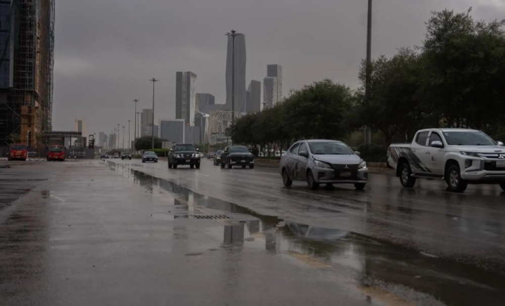 بالصور.. هطول أمطار على الرياض والطائف