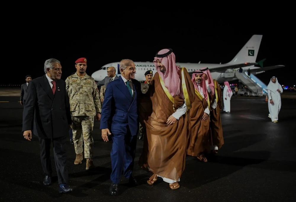 صور.. رئيس وزراء باكستان يصل إلى المدينة المنورة