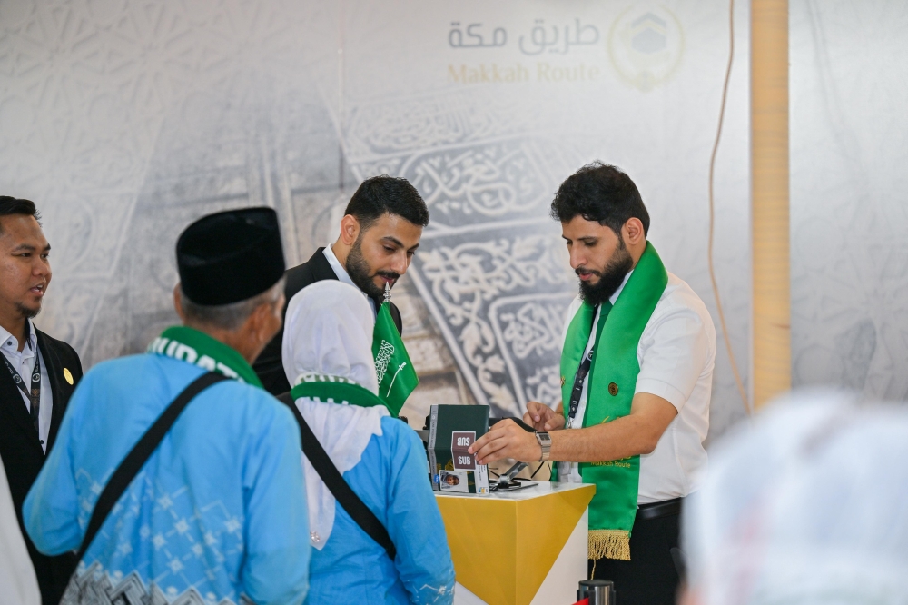  مغادرة أولى رحلات مستفيدي مبادرة ”طريق مكة“ من مدينة سورابايا -