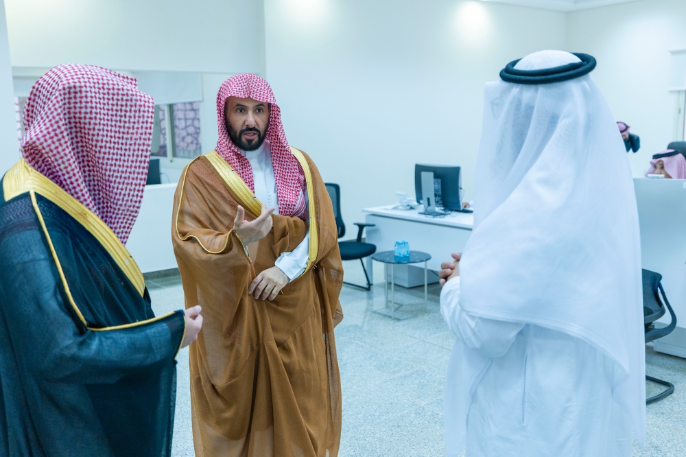 وزير العدل يتفقد محاكم جدة ويلتقي بالمستفيدين - اليوم