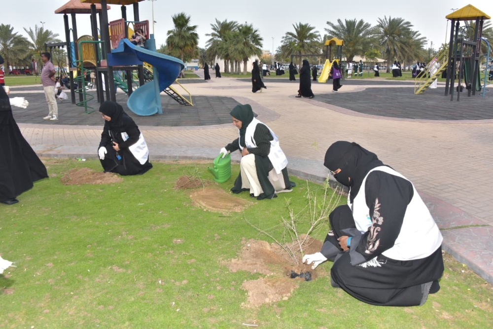 250 متطوعًا يزينون واجهة الدمام البحرية بالشتلات الزراعية - اليوم